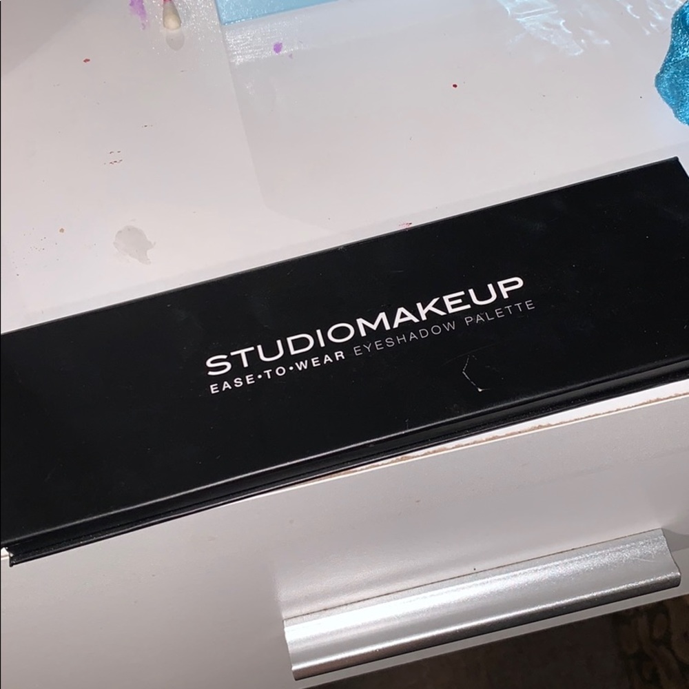 Studio makeup - Picture 2 of 3